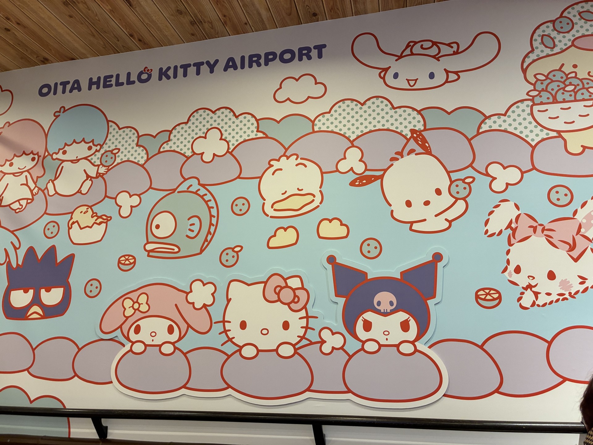 大分空港の足湯にあるサンリオキャラクター壁