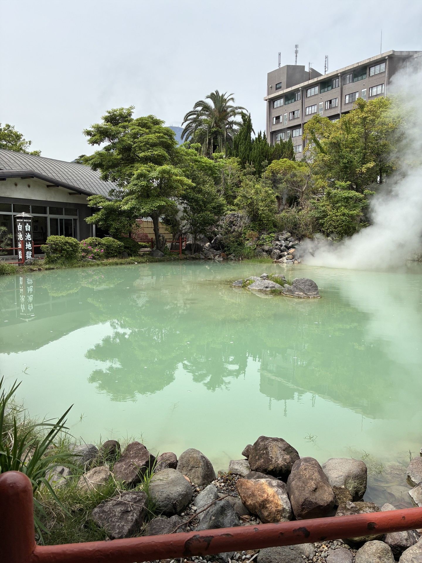 白池地獄の青白い熱湯と看板
